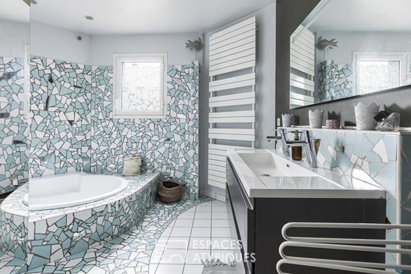 Villa moderniste avec piscine et jardin paysagé