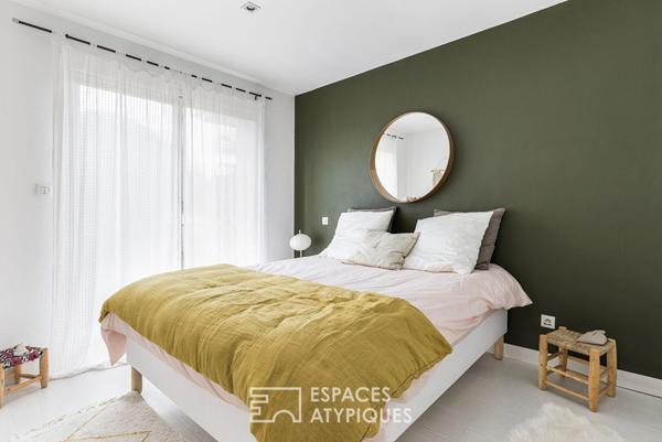 Villa moderniste avec piscine et jardin paysagé