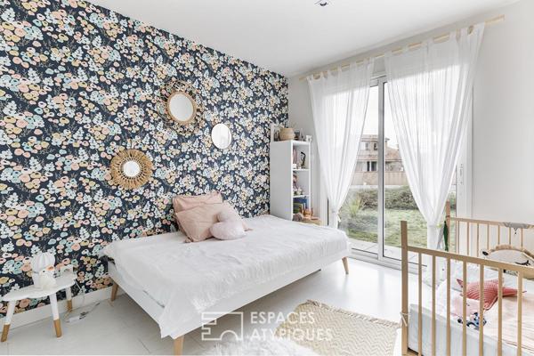 Villa moderniste avec piscine et jardin paysagé