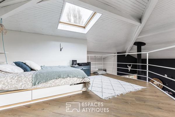 Villa moderniste avec piscine et jardin paysagé