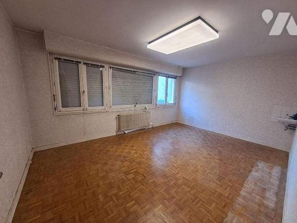 A VENDRE, QUIMPER CENTRE VILLE, local professionnel ou appartement de type 2 d'une surface de 4...