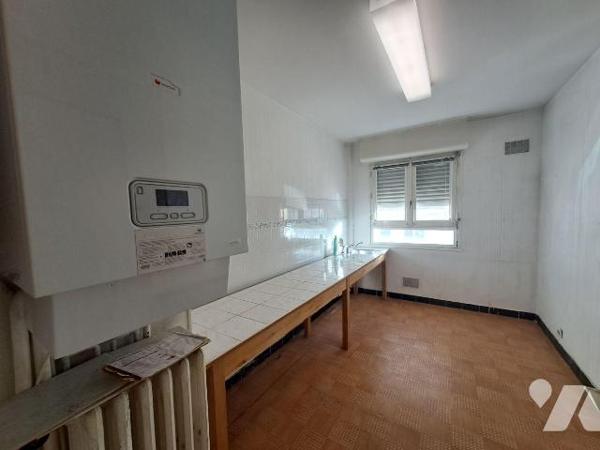 A VENDRE, QUIMPER CENTRE VILLE, local professionnel ou appartement de type 2 d'une surface de 4...