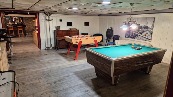 Propriété 330m2 avec piscine intérieure sur 3790m2