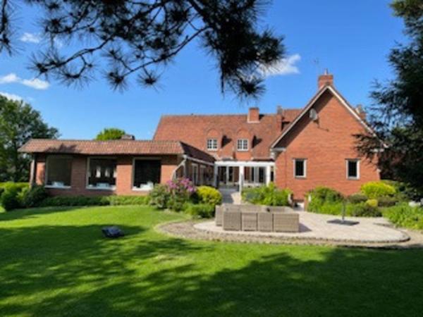 Propriété 330m2 avec piscine intérieure sur 3790m2