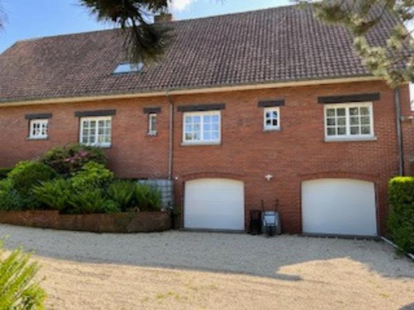 Propriété 330m2 avec piscine intérieure sur 3790m2