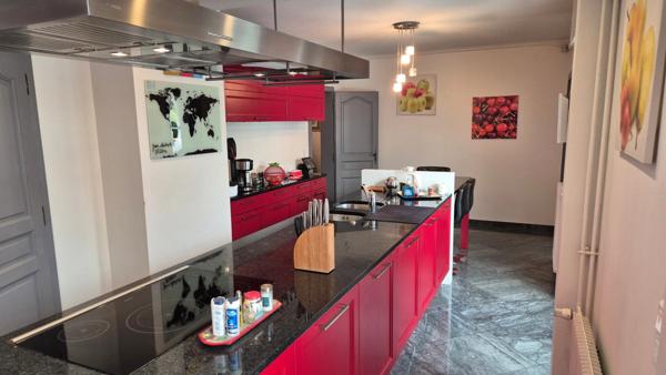 Propriété 330m2 avec piscine intérieure sur 3790m2