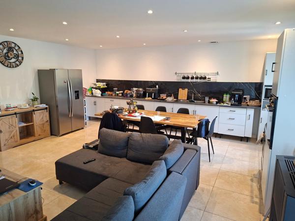 Ensemble de box de stockage et d’un local commercial