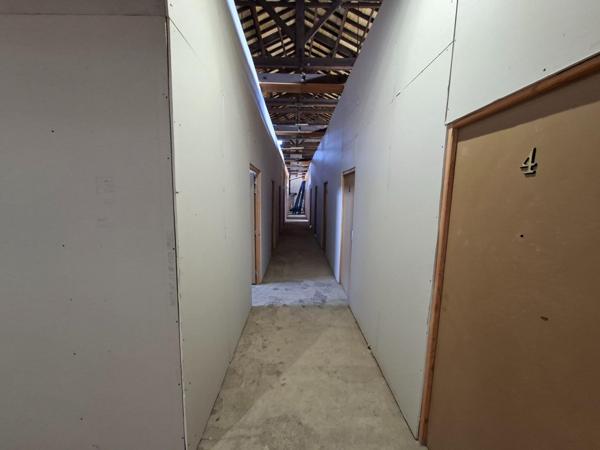 Ensemble de box de stockage et d’un local commercial