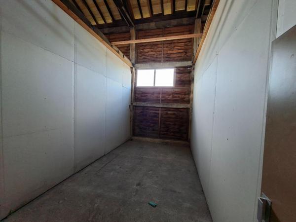 Ensemble de box de stockage et d’un local commercial