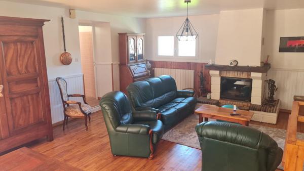 Maison rénovée, en bon état, dans un environnement boisé et calme.