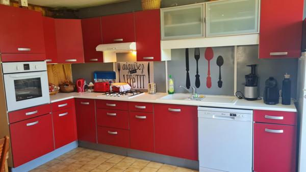 Maison rénovée, en bon état, dans un environnement boisé et calme.