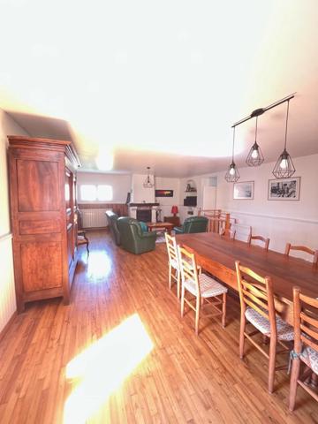 Maison rénovée, en bon état, dans un environnement boisé et calme.