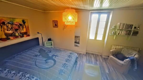 Maison rénovée, en bon état, dans un environnement boisé et calme.