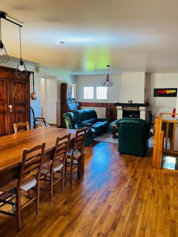 Maison rénovée, en bon état, dans un environnement boisé et calme.