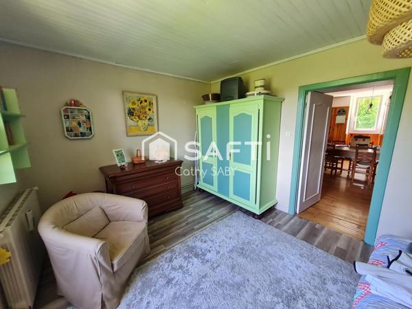 Maison rénovée, en bon état, dans un environnement boisé et calme.