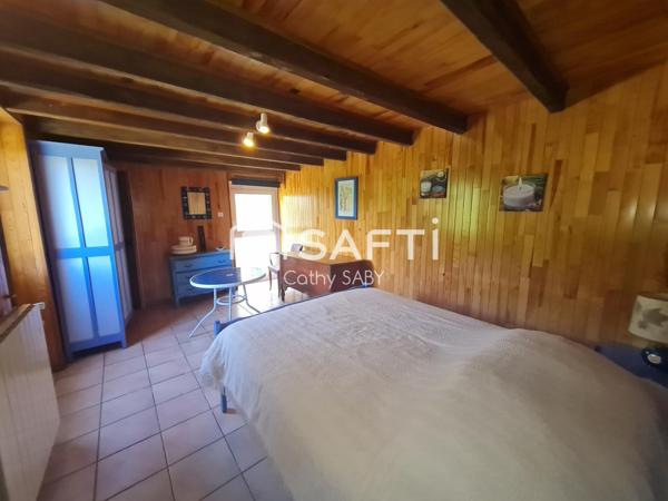 Maison rénovée, en bon état, dans un environnement boisé et calme.