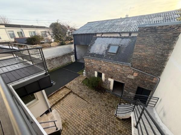 Ensemble immobilier 2 logements + hangar 145 m2 + dépendance à rénover, style années 70 modernisé.