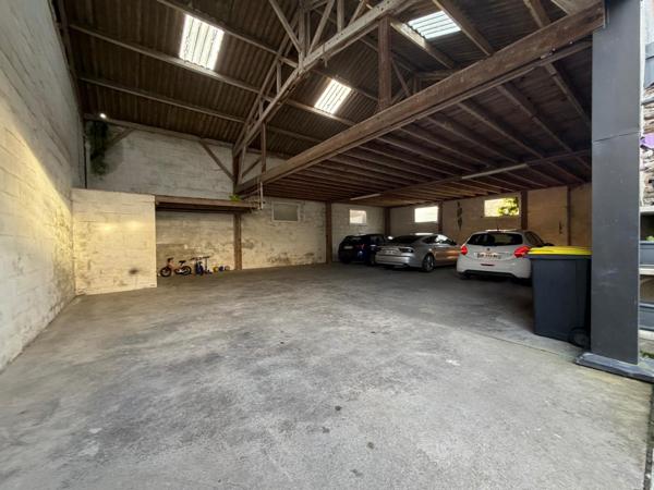 Ensemble immobilier 2 logements + hangar 145 m2 + dépendance à rénover, style années 70 modernisé.