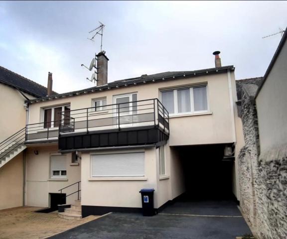 Ensemble immobilier 2 logements + hangar 145 m2 + dépendance à rénover, style années 70 modernisé.