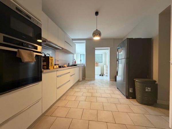 Ensemble immobilier 2 logements + hangar 145 m2 + dépendance à rénover, style années 70 modernisé.