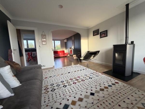 Ensemble immobilier 2 logements + hangar 145 m2 + dépendance à rénover, style années 70 modernisé.