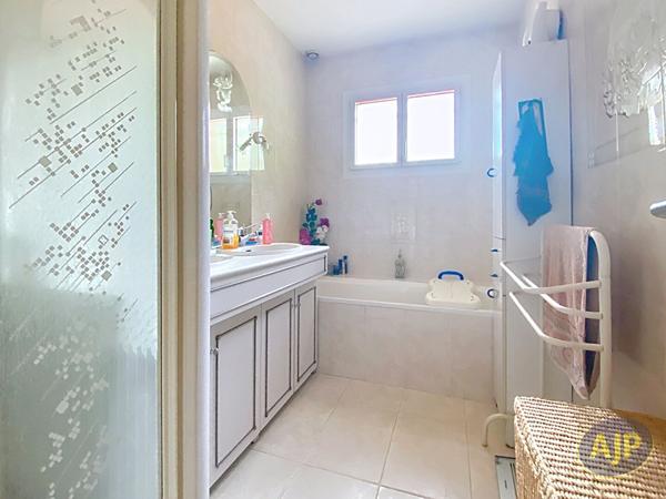 Maison à vendre Audenge - 5 pièces, 120m² avec 4 chambre(s) à 442 000€ - AJP Immobilier Audenge