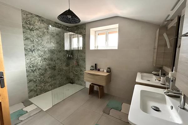 Maison familiale avec piscine à Viré