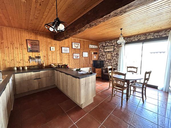 Maison familiale avec piscine à Viré