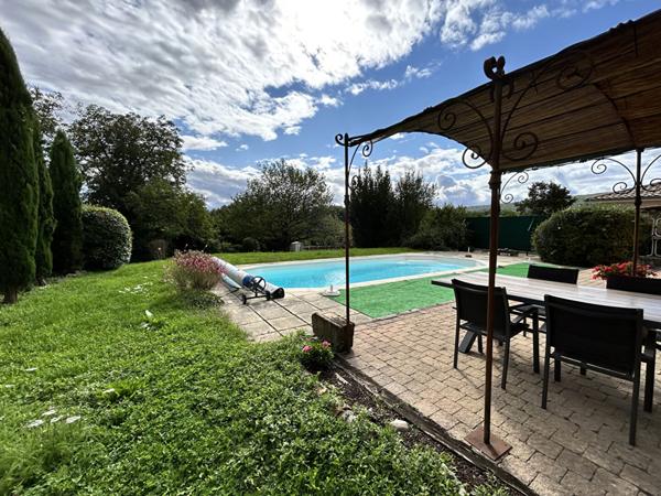 Maison familiale avec piscine à Viré