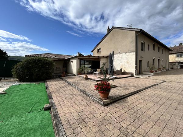 Maison familiale avec piscine à Viré