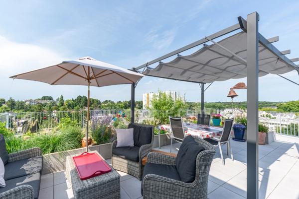 NANTES EST 44300 - NANTES ERDRE - PENTHOUSE D’EXCEPTION - TERRASSE - JARDIN - VUE DEGAGEE - SANS VIS A VIS - 2 PARKING - CAVE - DPE B 2024 - PMR