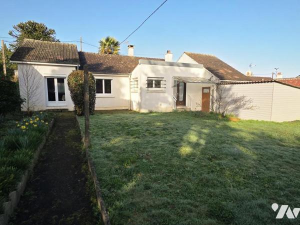 Maison de ville plain pied, 112 m² habitables, trois chambres, garage et jardin.