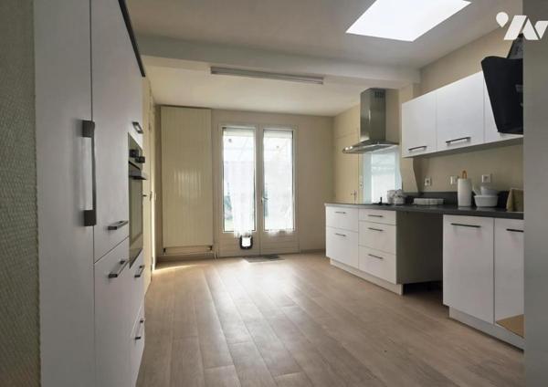 Maison de ville plain pied, 112 m² habitables, trois chambres, garage et jardin.