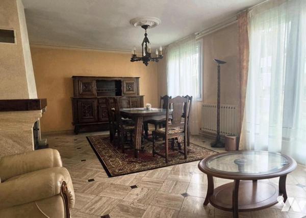 Maison de ville plain pied, 112 m² habitables, trois chambres, garage et jardin.