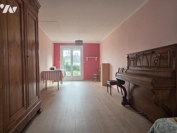 Maison de ville plain pied, 112 m² habitables, trois chambres, garage et jardin.