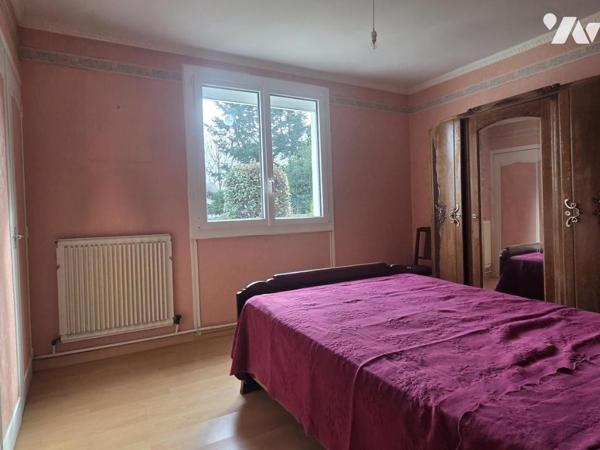 Maison de ville plain pied, 112 m² habitables, trois chambres, garage et jardin.