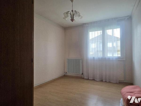 Maison de ville plain pied, 112 m² habitables, trois chambres, garage et jardin.