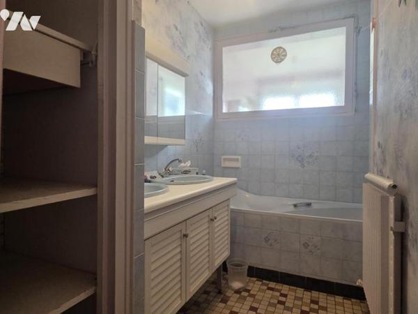 Maison de ville plain pied, 112 m² habitables, trois chambres, garage et jardin.