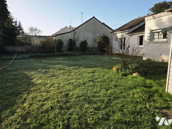 Maison de ville plain pied, 112 m² habitables, trois chambres, garage et jardin.