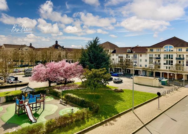 Bussy-Saint-Georges (77)– Appartement 4 pièces, résidence sécurisée, au calme, à 3 minutes du RER A, balcon, loggia avec vue dégagée et deux places de parking.