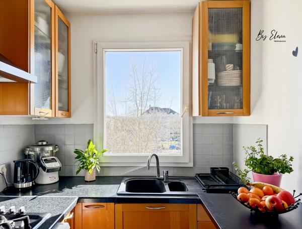 Bussy-Saint-Georges (77)– Appartement 4 pièces, résidence sécurisée, au calme, à 3 minutes du RER A, balcon, loggia avec vue dégagée et deux places de parking.