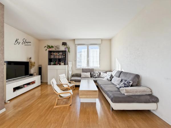 Bussy-Saint-Georges (77)– Appartement 4 pièces, résidence sécurisée, au calme, à 3 minutes du RER A, balcon, loggia avec vue dégagée et deux places de parking.