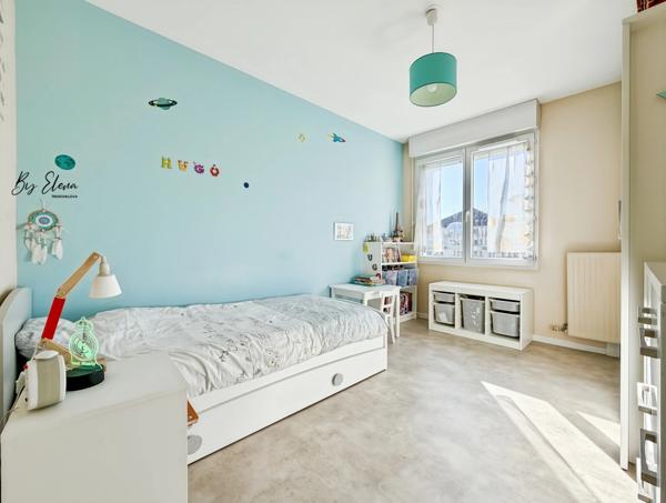 Bussy-Saint-Georges (77)– Appartement 4 pièces, résidence sécurisée, au calme, à 3 minutes du RER A, balcon, loggia avec vue dégagée et deux places de parking.