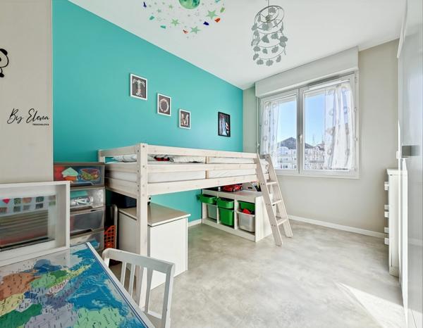 Bussy-Saint-Georges (77)– Appartement 4 pièces, résidence sécurisée, au calme, à 3 minutes du RER A, balcon, loggia avec vue dégagée et deux places de parking.