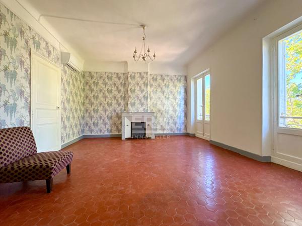 A VENDRE 84120 PERTUIS MAISON DE VILLE TYPE 5 PIECES D'ENVIRON 184M² AVEC COUR ET CAVE