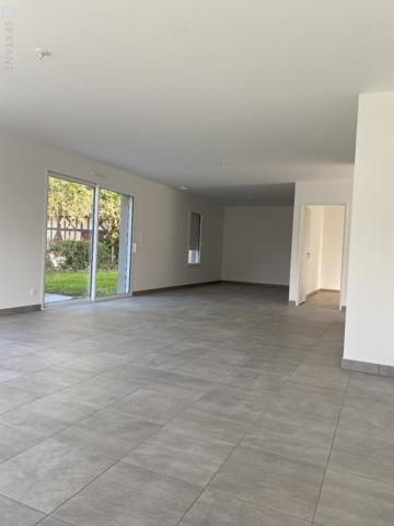 Maison neuve à la campagne