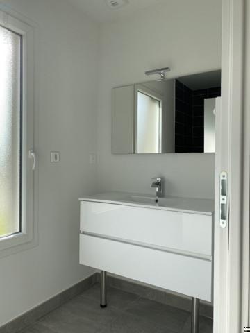 Maison neuve à la campagne