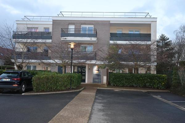 Dans résidence récente et sécurisée, joli 2 pièces avec grand balcon