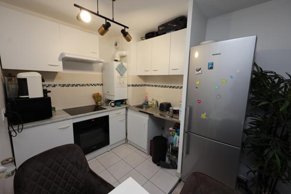 Dans résidence récente et sécurisée, joli 2 pièces avec grand balcon