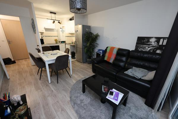 Dans résidence récente et sécurisée, joli 2 pièces avec grand balcon